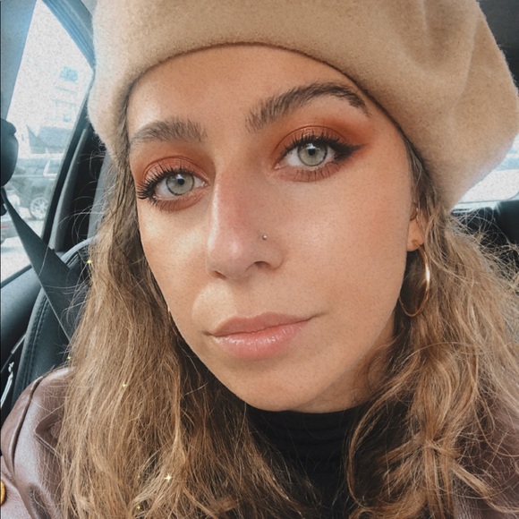 Meet your Posher, Adina - Picture 1 of 1